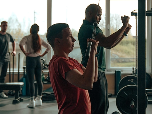 Personal trainer in Zoetermeer begeleidt cliënt bij krachttraining en leefstijlcoaching